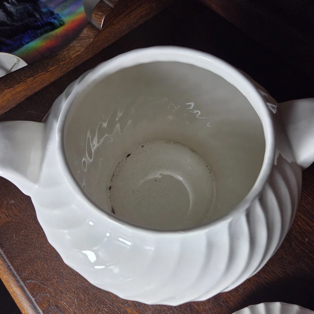 White Porcelain Covered Sugar Bowl with Swirl Motif